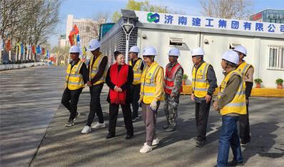 陈雪萍代表到集团总部和项目一线宣讲全国“两会”精神